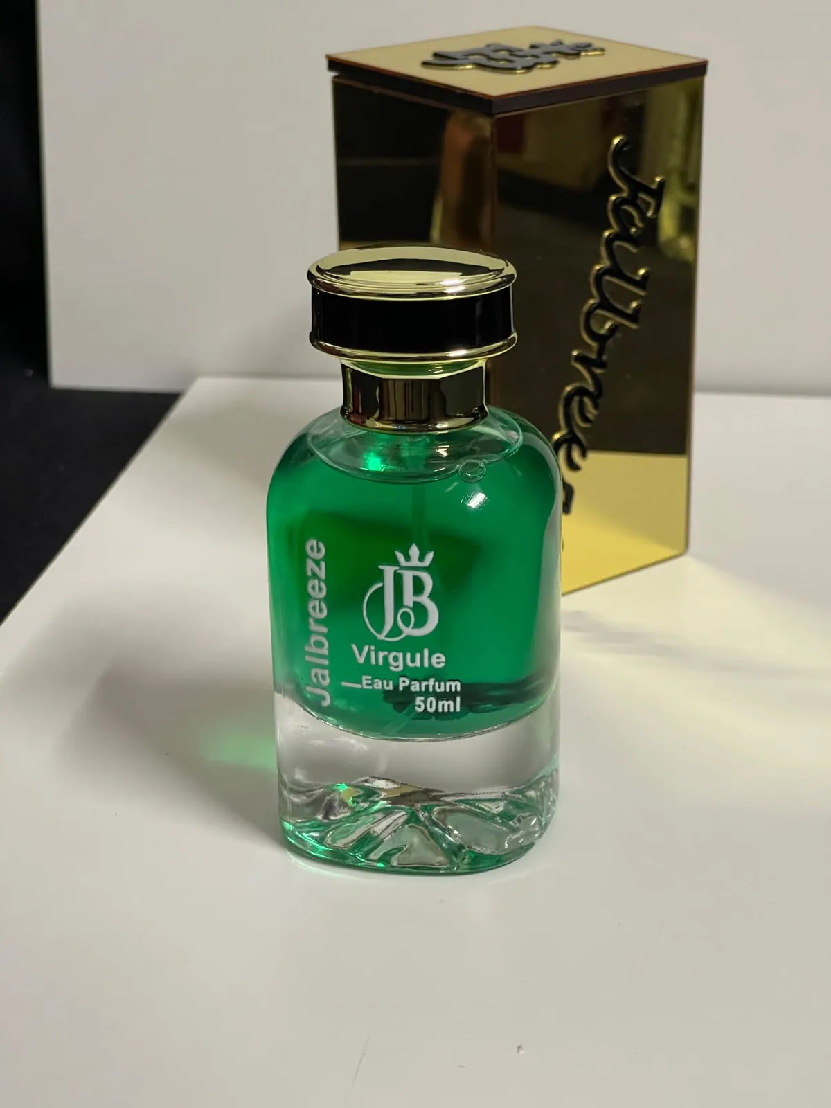 Parfum Virgule devant son coffret doré
