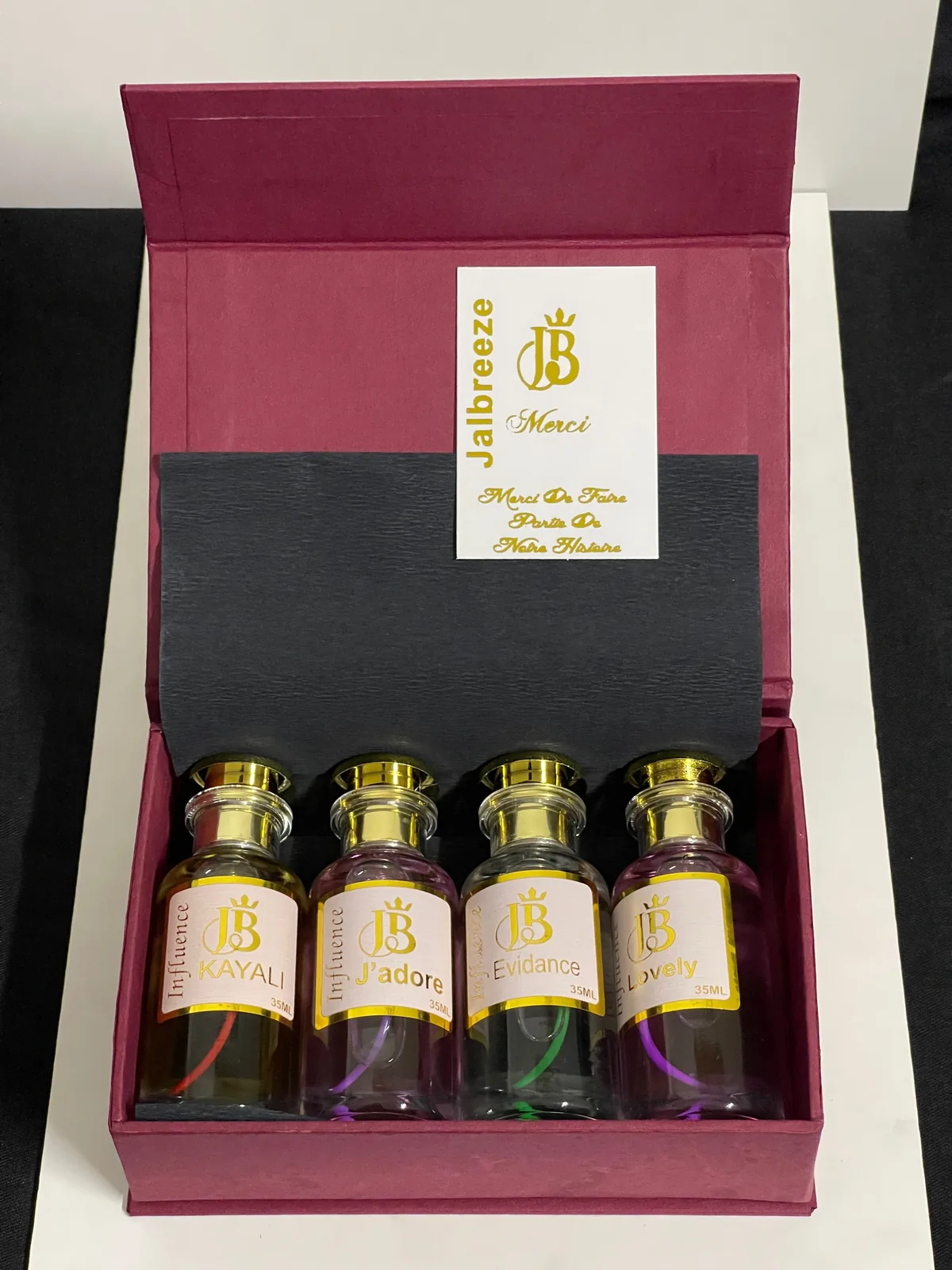 Coffret prestige femme ouvert, quatre flacons de 35 ml
